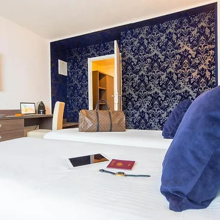 Madame - Olympic Hotel